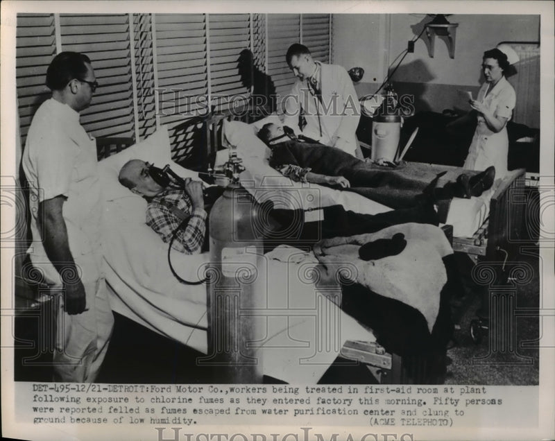 Load image into Gallery viewer, 1951 Press Photo Workers at Ford Motor Co., being treated in first aid room

