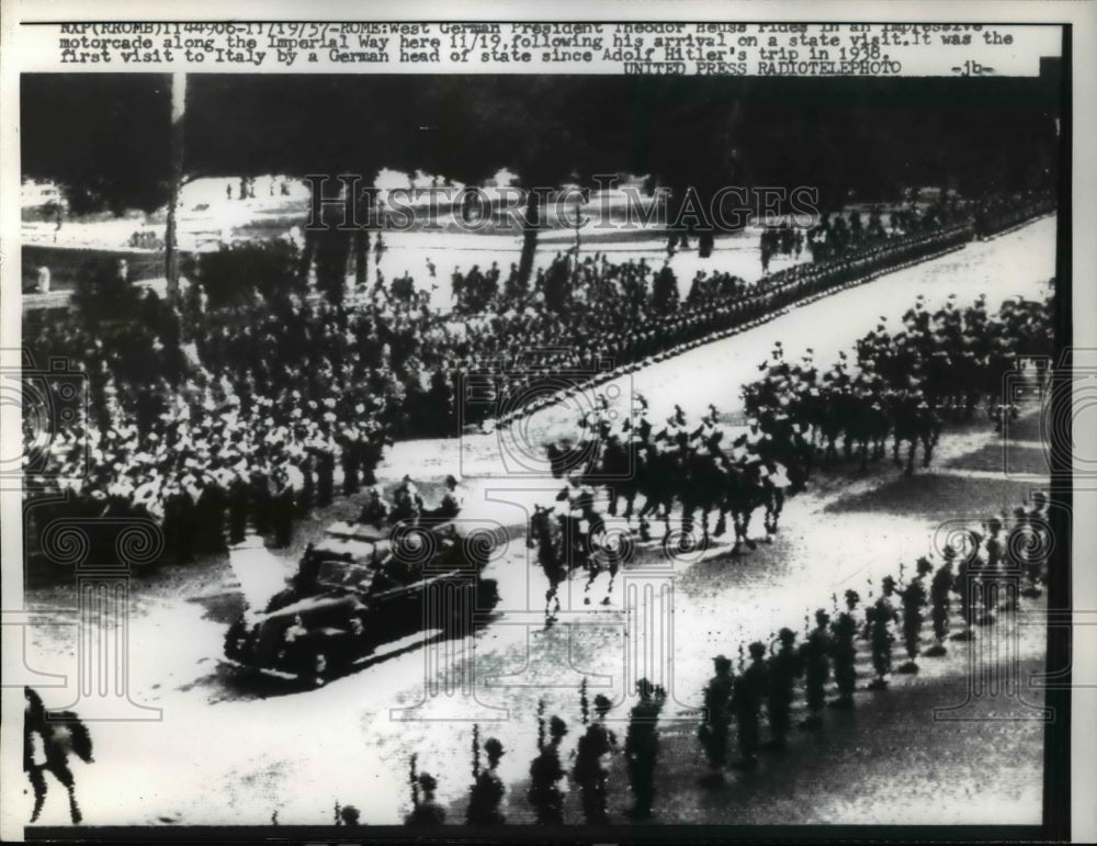 1957 Press Photo Theodor Heuss rides in an impressive motorcade