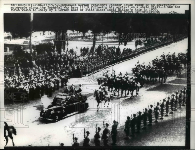 Load image into Gallery viewer, 1957 Press Photo Theodor Heuss rides in an impressive motorcade
