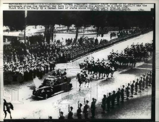 1957 Press Photo Theodor Heuss rides in an impressive motorcade