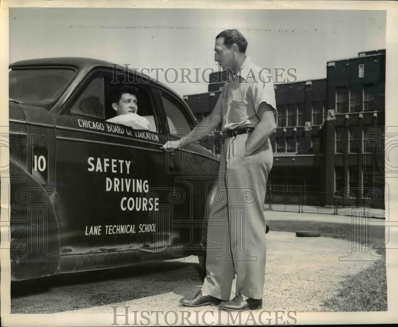 Load image into Gallery viewer, 1948 Press Photo Student Frank Braman &amp; Safety Instructor L. B. Quick
