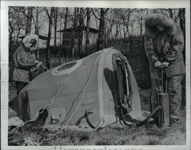 Load image into Gallery viewer, 1950 Press Photo Soldiers finishing a Neoprene hut
