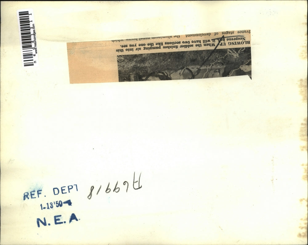 1950 Press Photo Soldiers finishing a Neoprene hut