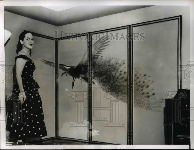 Load image into Gallery viewer, 1955 Press Photo Japanese screen and its owner Mrs. Edward A. Rogers
