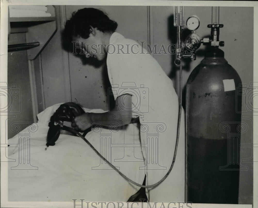 1939 Press Photo Nurse and patient at Mayo Clinic Pachester, Minn.