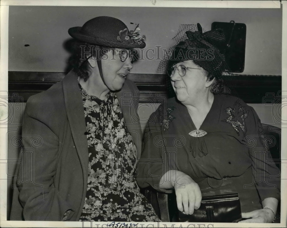 1939 Press Photo Mrs. Mary Ann Decker with her sister Mrs. Della Large at court
