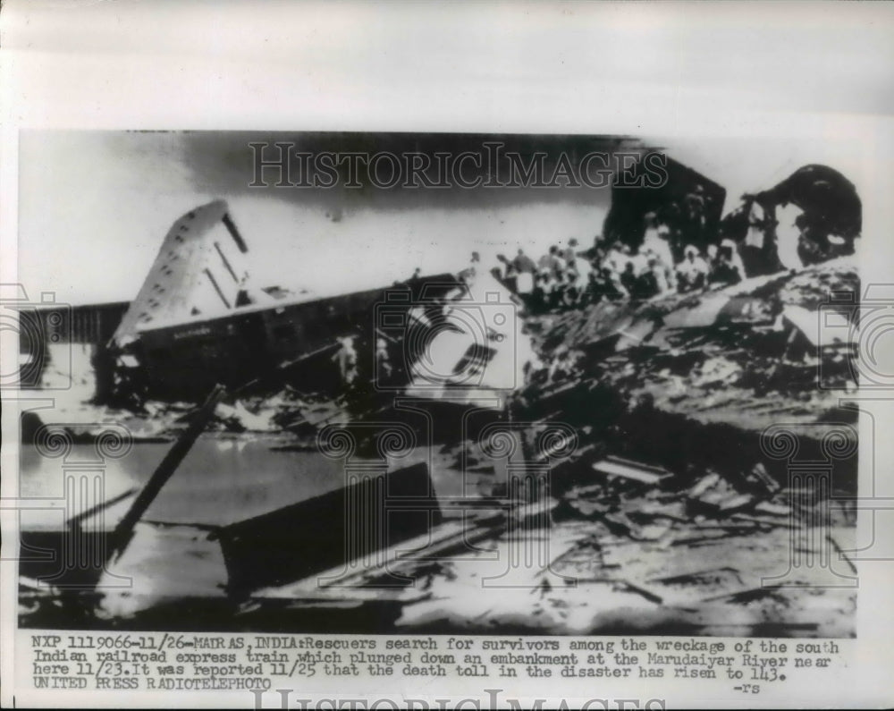 1956 Press Photo Mairas India  Rescuers search for survivors among wreckage of- Historic Images