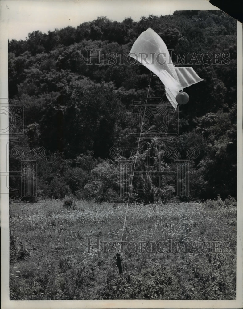 1959 Press Photo Cincinnati Ohio Filled with helium this small balloon carries