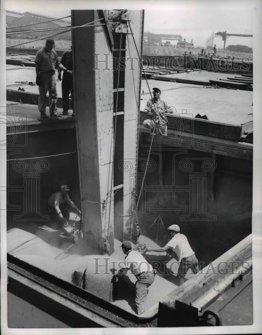 1956 Press Photo Barge Workers' Works Feverishly