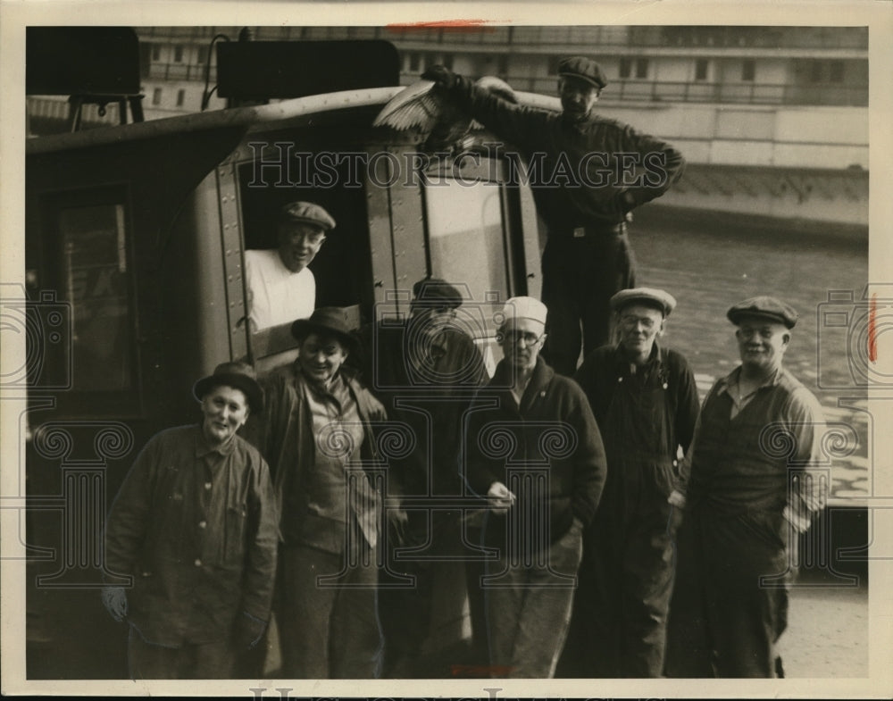 1933 Press Photo Workers At Dock In California