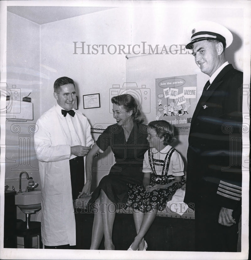 Load image into Gallery viewer, 1956 Press Photo Capt. Richard Ogg Takes Family for Polios Shots
