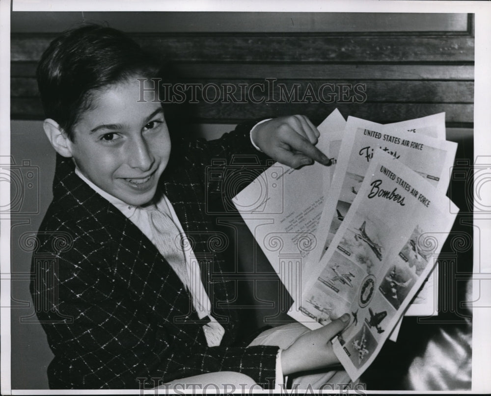 1955 Press Photo Hanley Olken Shows Letter and Pictures From Air Force General