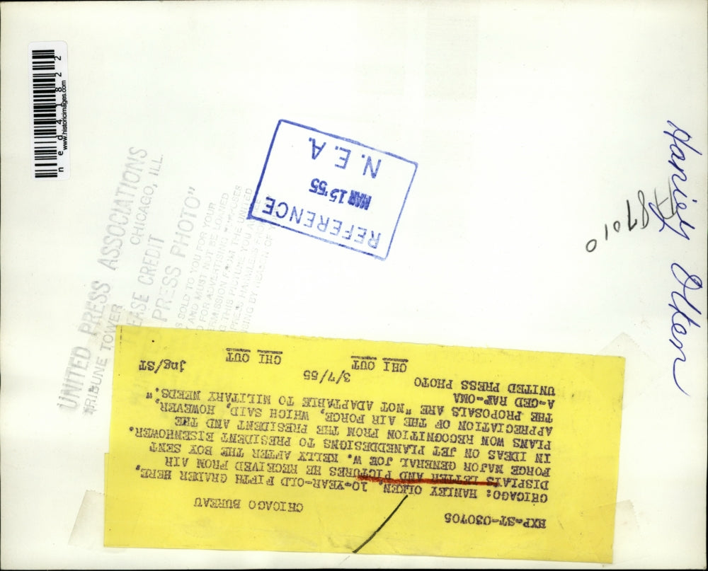 1955 Press Photo Hanley Olken Shows Letter and Pictures From Air Force General