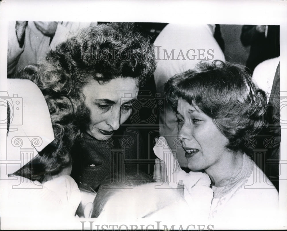 1962 Press Photo Goodbye Tears of Mrs. Marilyn Benson