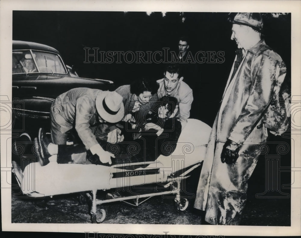 1949 Press Photo Ruth Aberle rescued by C.F. Smith in Portland Oregon Woods
