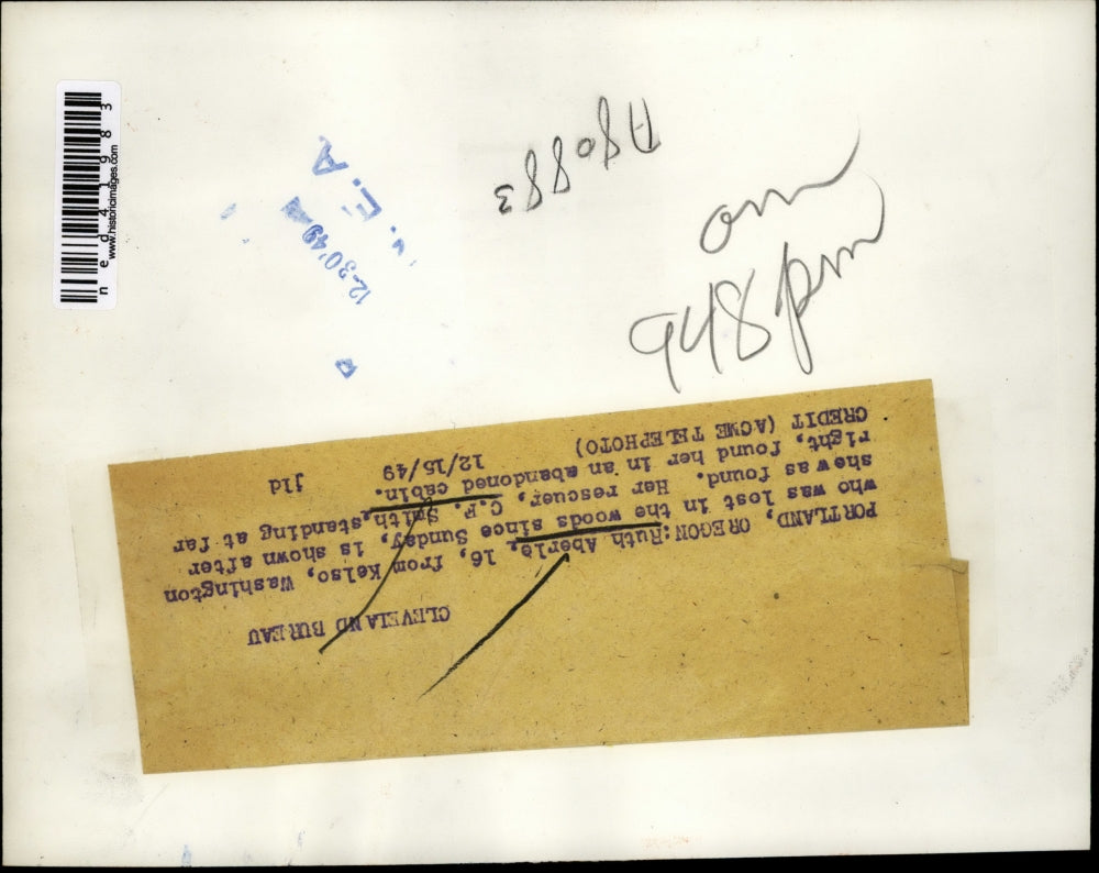 1949 Press Photo Ruth Aberle rescued by C.F. Smith in Portland Oregon Woods