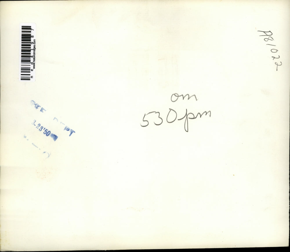 1950 Press Photo Philadelphia Trooper John Amour checks early morning crowds