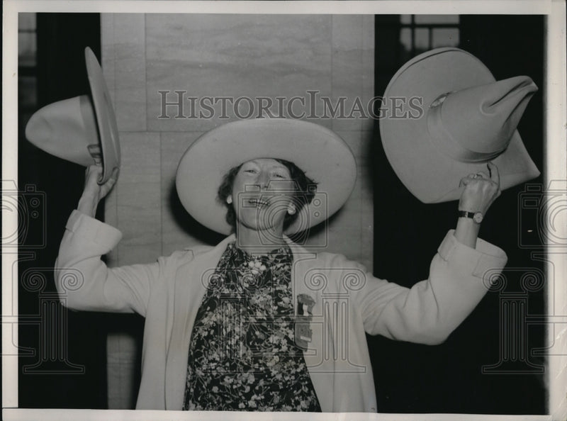 Load image into Gallery viewer, 1936 Press Photo Clare Ausherman gives an old frontier touch to the GOP
