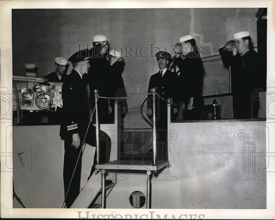 1941 Press Photo Captain is piped as he comes aboard the U.S.S. 923