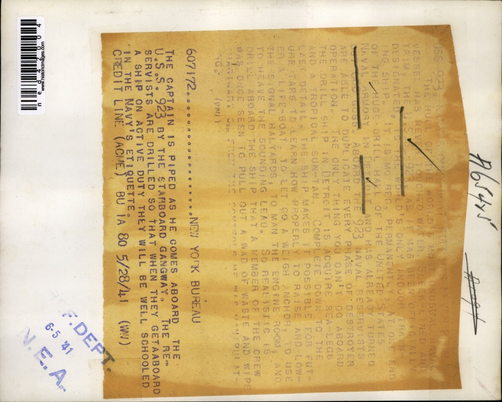 1941 Press Photo Captain is piped as he comes aboard the U.S.S. 923