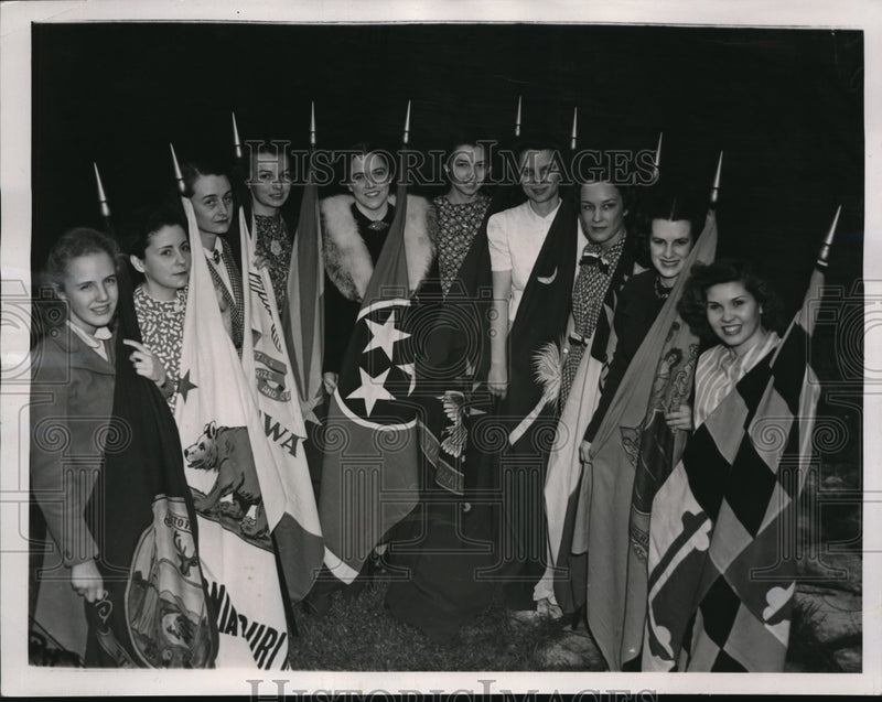 Load image into Gallery viewer, 1940 Press Photo Washington DC Displaying their various state flags these young
