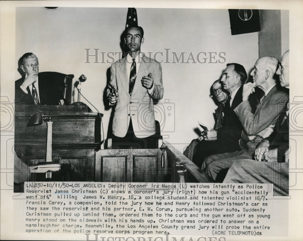 1950 Press Photo Deputy Coroner Ira Nance show how accidentally kill James Henry