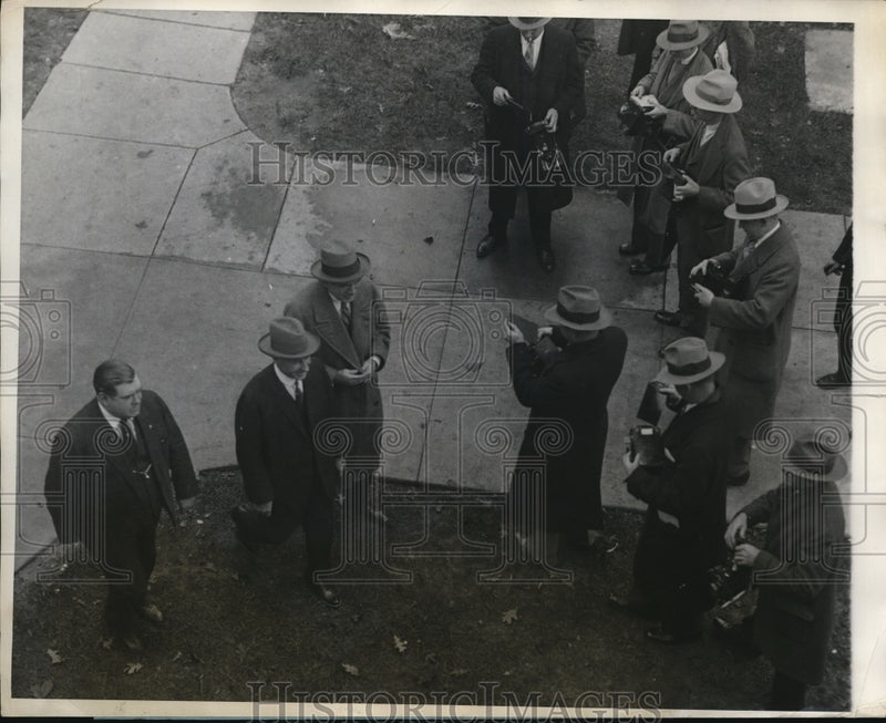 Load image into Gallery viewer, 1927 Press Photo Willis Beach on Way to Court from Atlantic County Prison
