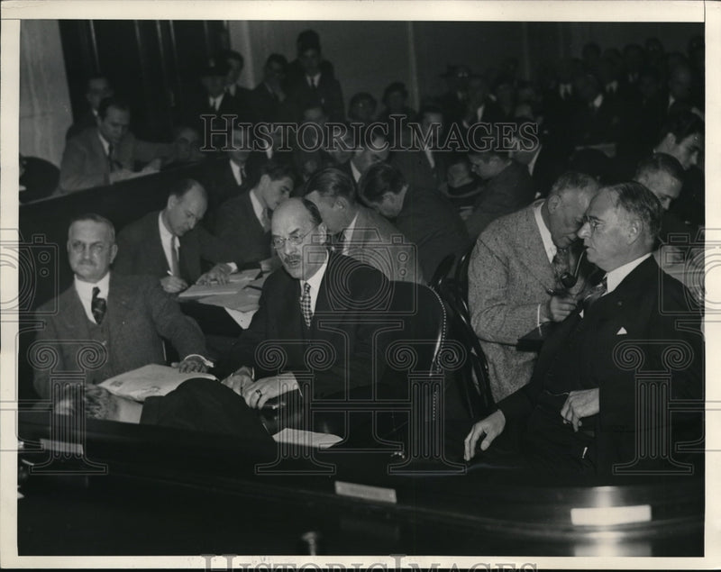Load image into Gallery viewer, 1934 Press Photo H. F. Beebe left Foreign Manager of the Winchester Repeating
