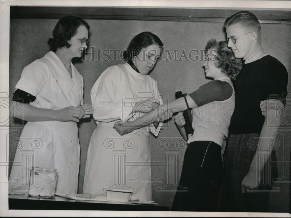 1937 Press Photo Betty Burnett and James Churm, students at Wright Jr. College