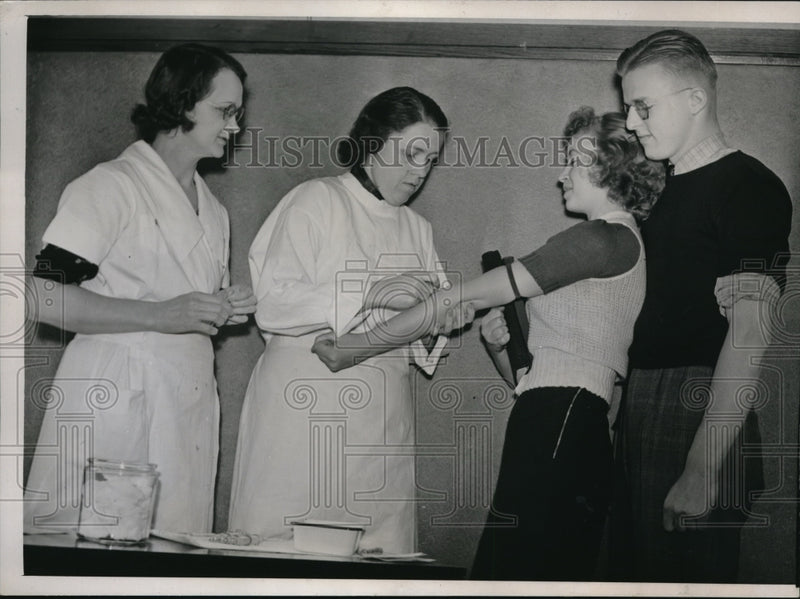Load image into Gallery viewer, 1937 Press Photo Betty Burnett and James Churm, students at Wright Jr. College
