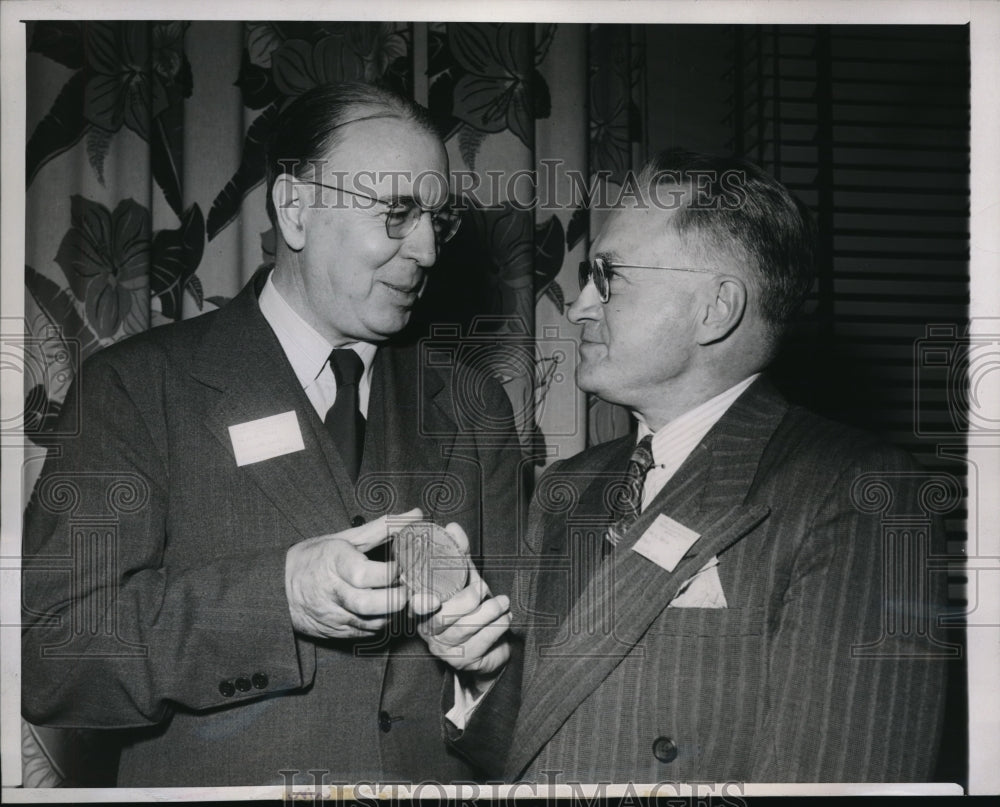 1948 Press Photo Chicago Tom Keefe receives the University of Minnesota Award