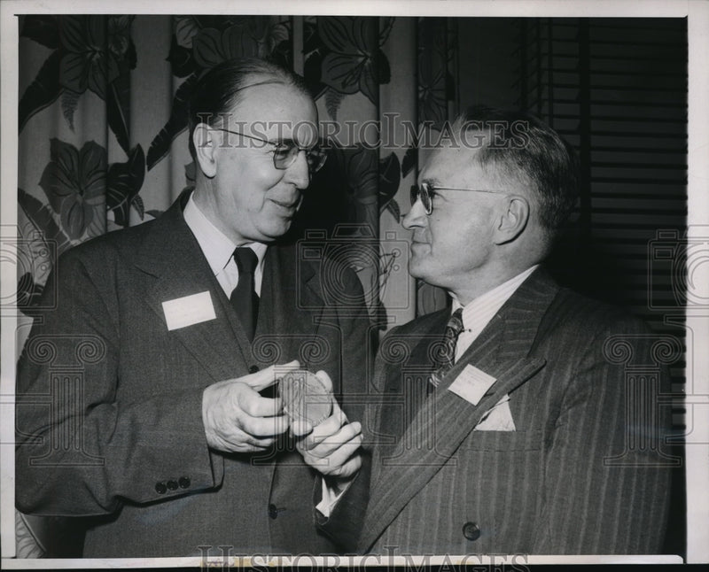 Load image into Gallery viewer, 1948 Press Photo Chicago Tom Keefe receives the University of Minnesota Award

