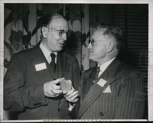 1948 Press Photo Chicago Tom Keefe receives the University of Minnesota Award