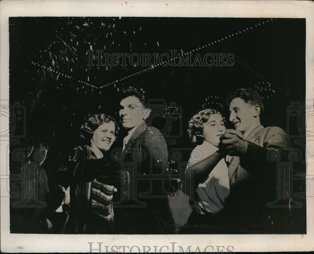 1935 Press Photo Graduates Dancing During A Ball In The Hall Of Columns- Historic Images