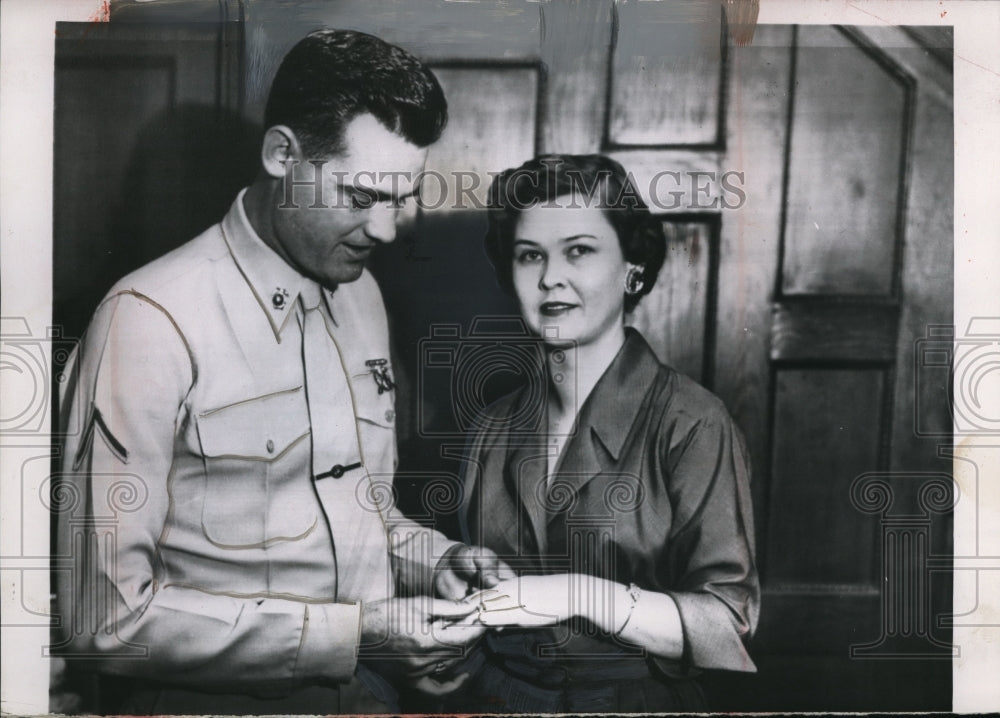 1955 Press Photo Jesse Brashers Marine Private First Class Returns Home To Wife- Historic Images