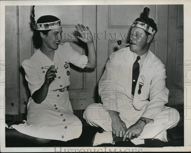 Load image into Gallery viewer, 1939 Press Photo Cecelia Bittner Allen Moore Convention Young Democrats Club CA
