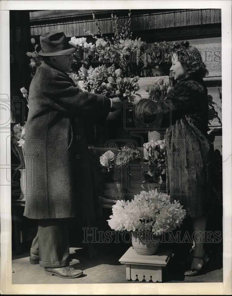 1942 Press Photo Carrie A. Haines Bought a Bouquet of Flowers