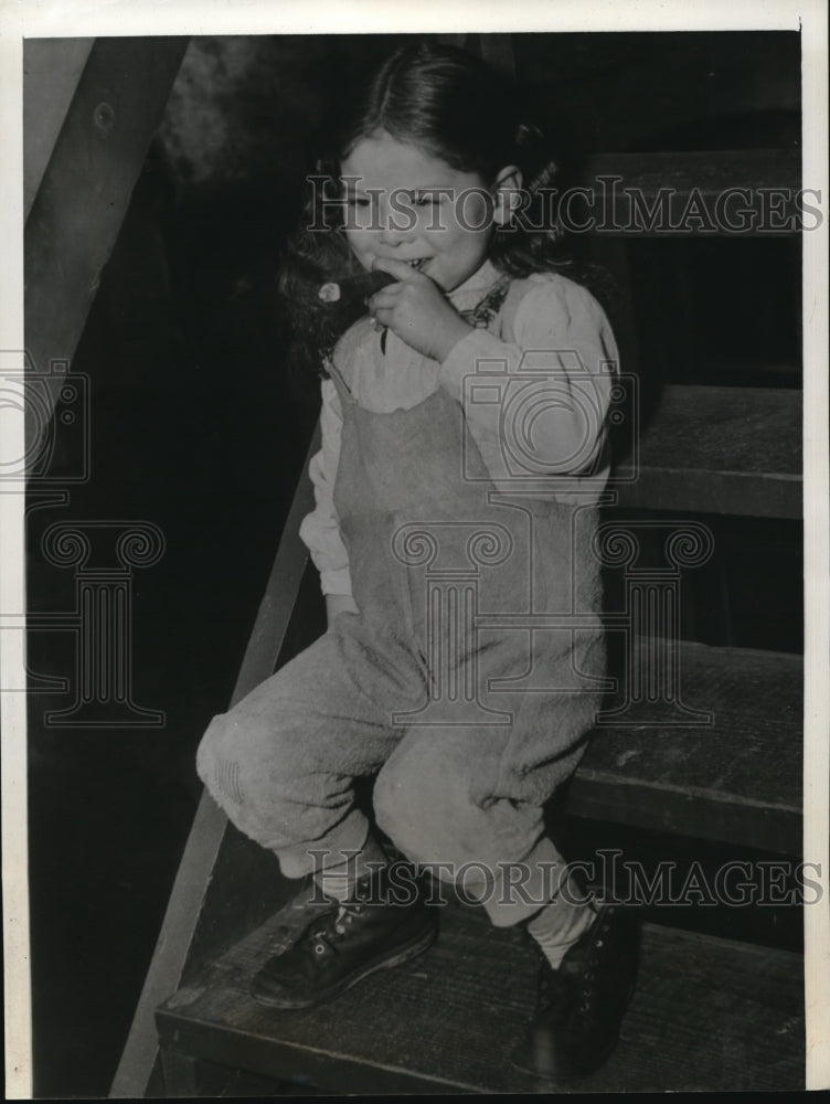 1940 Press Photo Eugene Miera, 5-year-old child of Denver, puffs on a cigar