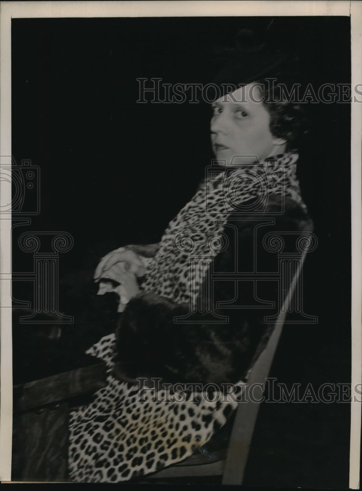 1939 Press Photo Mrs. Genevieve Brovarney in a court at Chicago