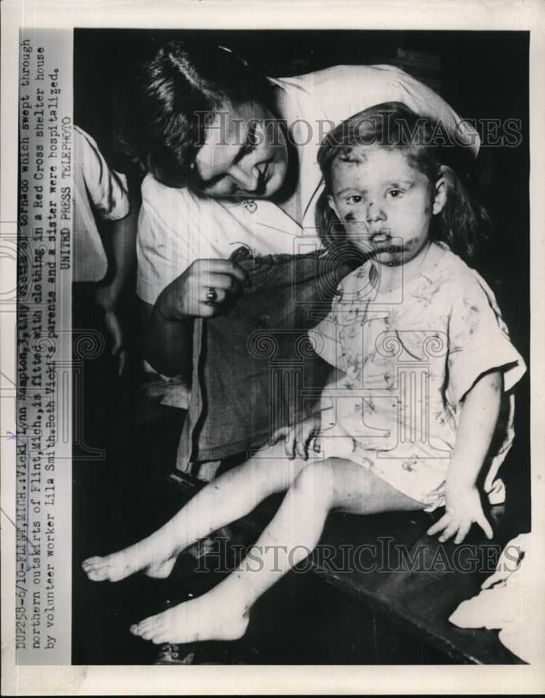 Load image into Gallery viewer, 1953 Press Photo Vicki Lynn Hampton in a Red Cross shelter house
