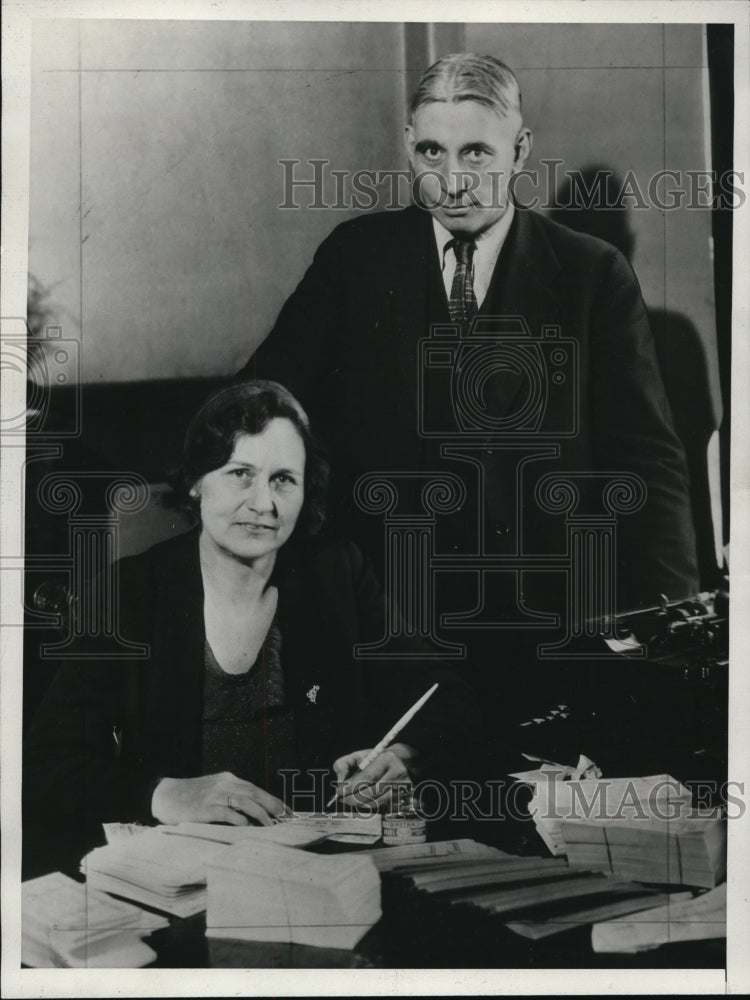 Load image into Gallery viewer, 1933 Press Photo Mr &amp; Mrs Geo Redding Pres &amp; Vice Pres of the unemployed
