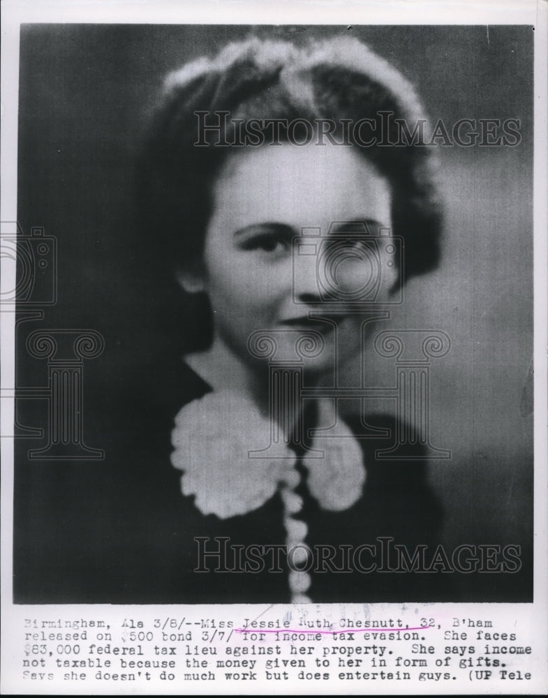 1953 Press Photo Jessie Ruth Chestnutt released on $500 bond for income tax