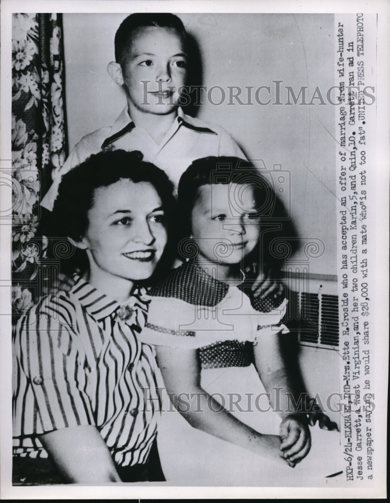 Load image into Gallery viewer, 1952 Press Photo Mrs. Ette Croshie accepted Jesse Garrett's hand in marrage
