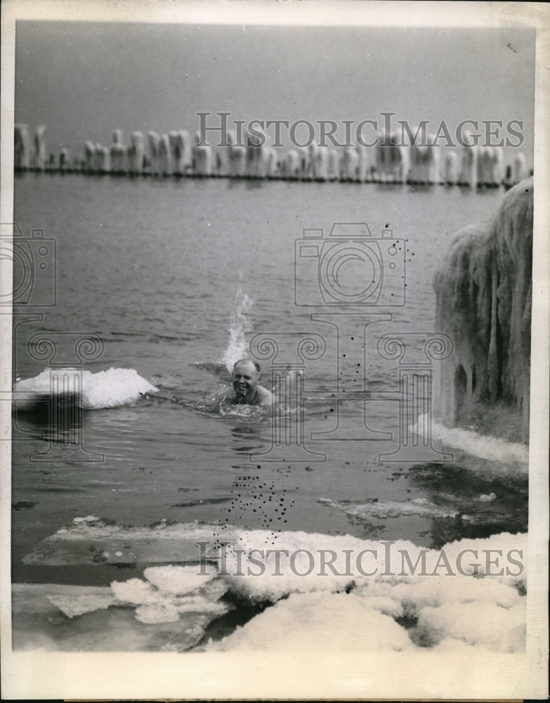 1944 Press Photo Walter Bell Swimming In Lake Michigan In Winter