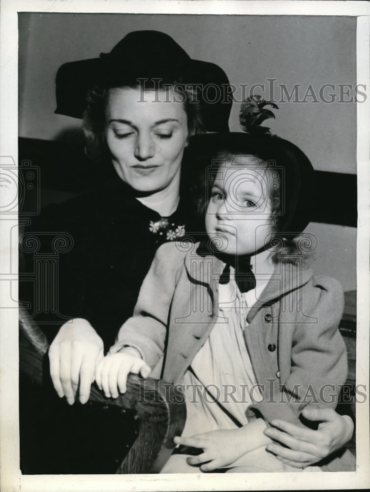 1942 Press Photo Norma Brill and Daughter Betty Lou In Los Angeles Court
