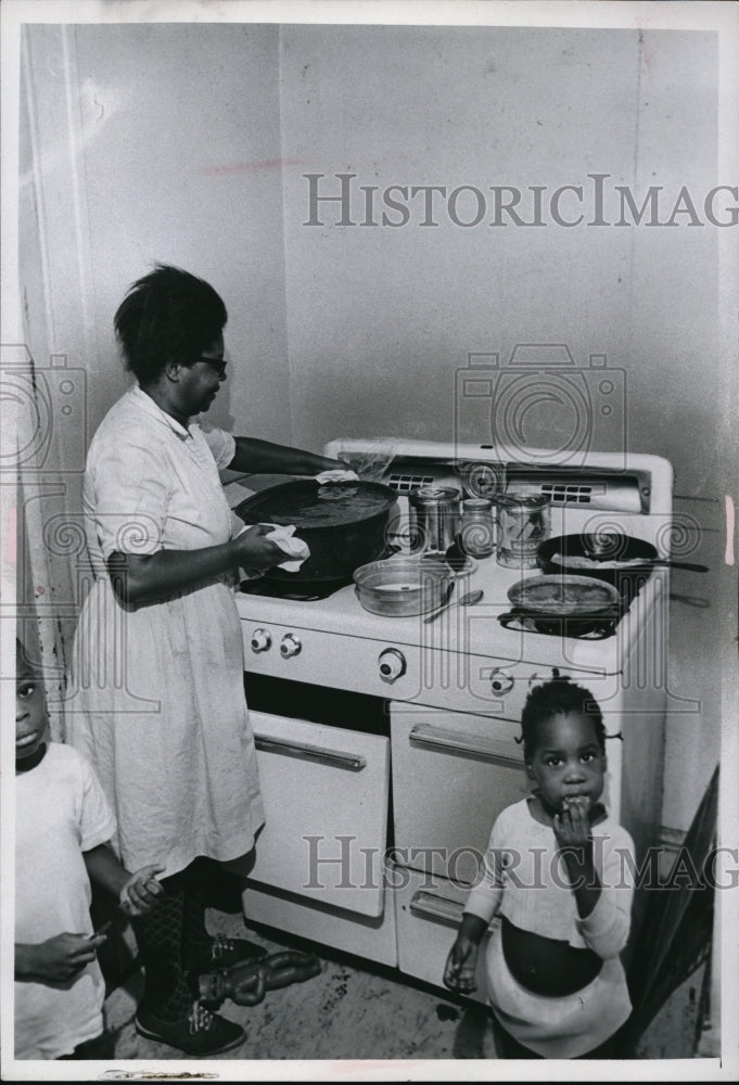 1955 Press Photo Water Boiling On Stove