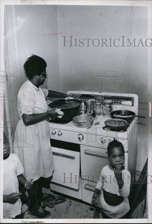 1955 Press Photo Water Boiling On Stove