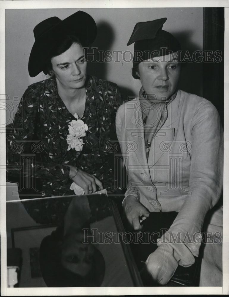 Load image into Gallery viewer, 1937 Press Photo Leopoldine Herczeg With Her Attorney Mildred Gilmore
