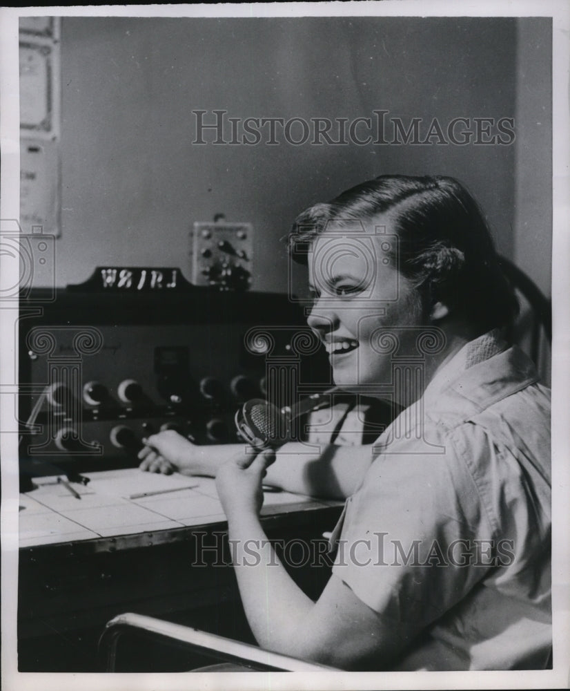 1954 Press Photo Jean Heikkila With A Short-Wave Set Gifted By Her Friends