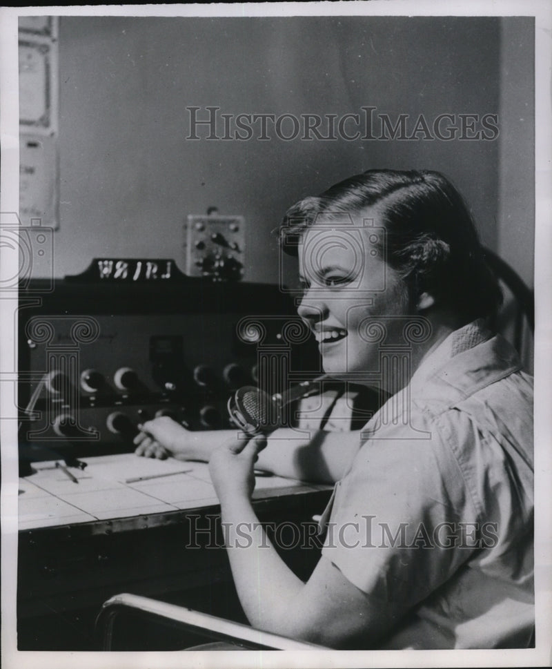 Load image into Gallery viewer, 1954 Press Photo Jean Heikkila With A Short-Wave Set Gifted By Her Friends
